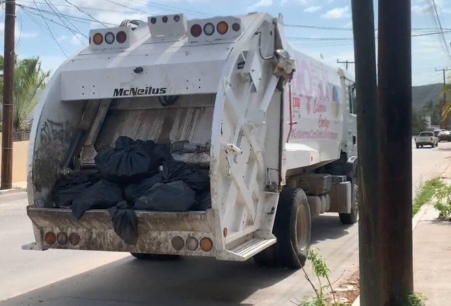 Camión de basura en la calle