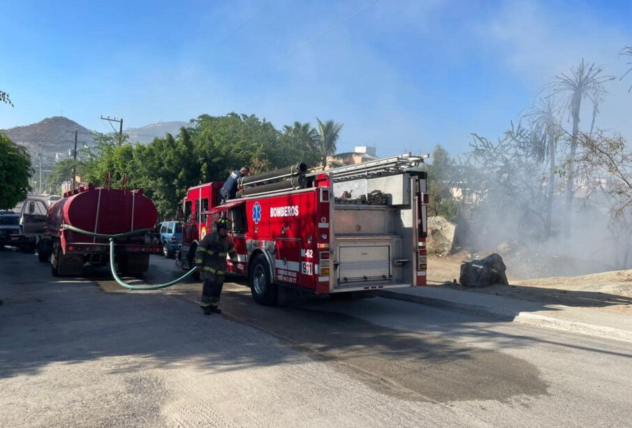 Camión de bomberos sofocando incendio en la colonia Los Venados.