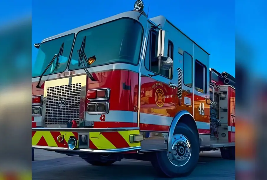 Camión del Cuerpo de Bomberos de San José del Cabo.