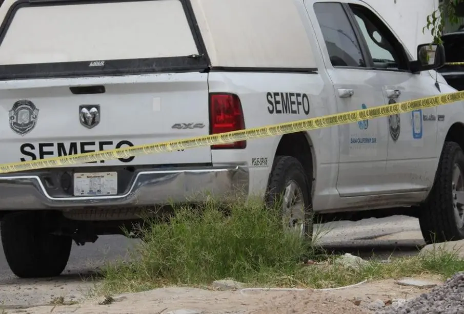 Camioneta de Semefo en sitio de fallecimiento