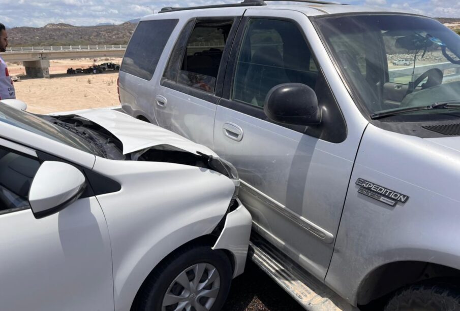 Camionetas accidentadas en la carretera transpeninsular cerca del puente del Tule.