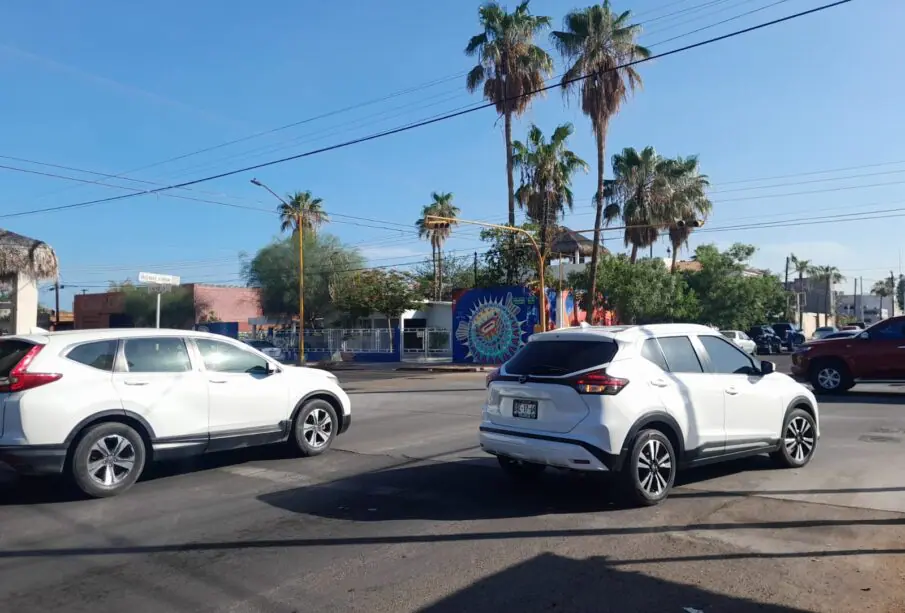 Carros circulando en cruce con semáforo descompuesto