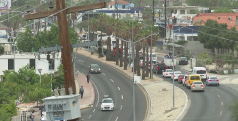 Carros sobre vialidad de Los Cabos