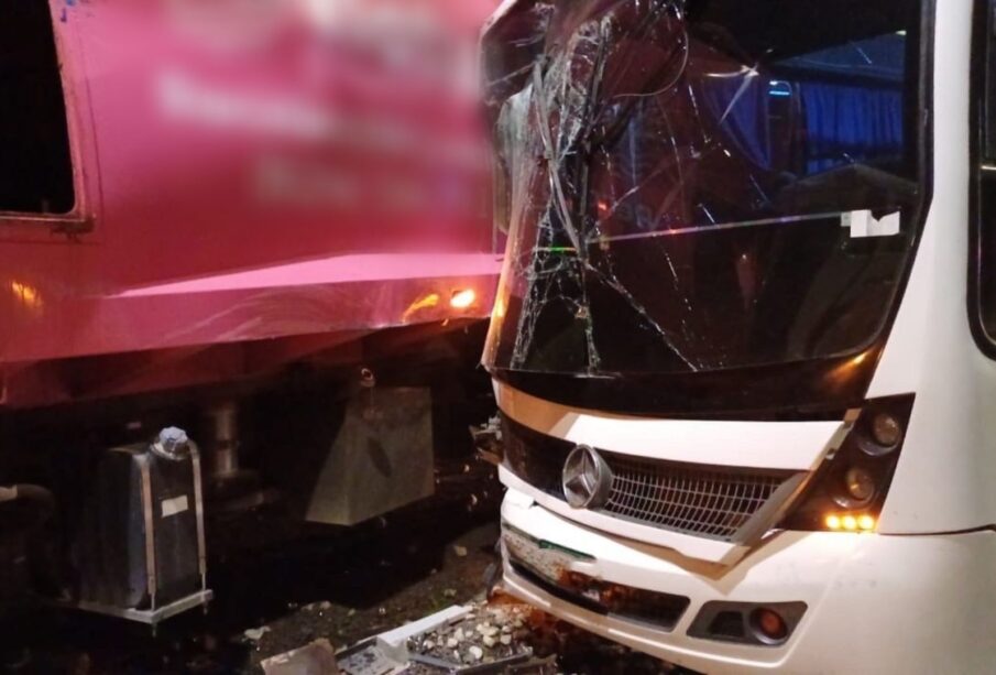 Choque de transporte público y basura en la carretera Transpeninsular