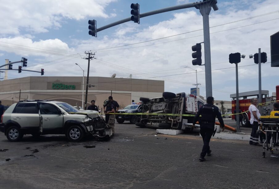 Choque entre camioneta y ambulancia