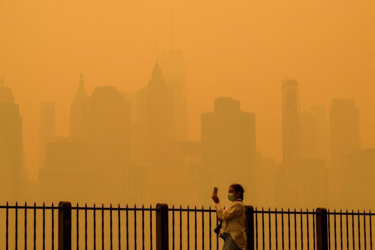 Cielo lleno de humo por incendios forestales