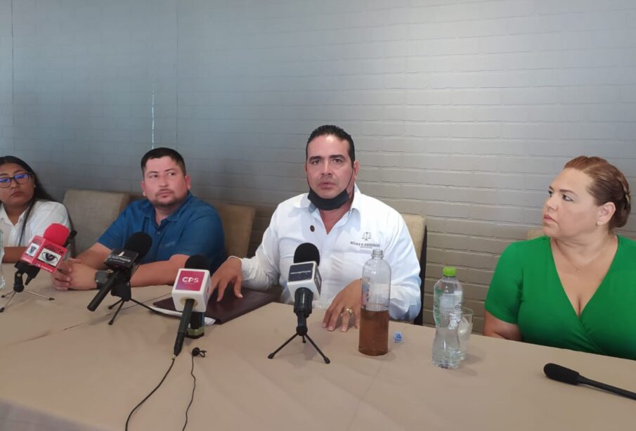 Conferencia de prensa de enfermera que fue despedida por grabar un video exhibiendo a un ratón al interior del ISSSTE en Santa Rosalía.