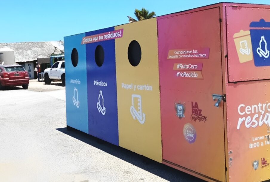 Contenedores de basura en la playa El Tecolote.