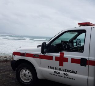 Cruz Roja de Los Cabos frente a la playa.