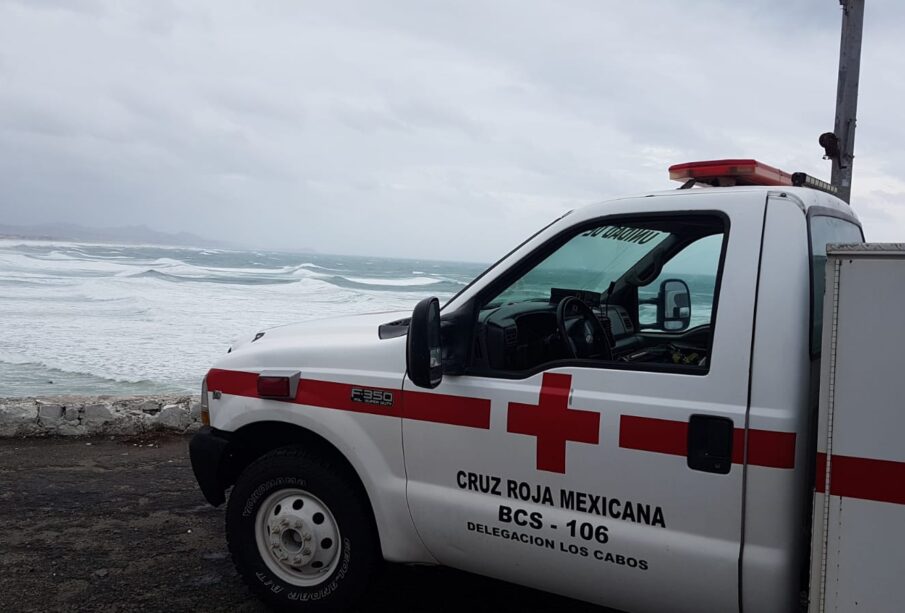 Cruz Roja de Los Cabos frente a la playa.