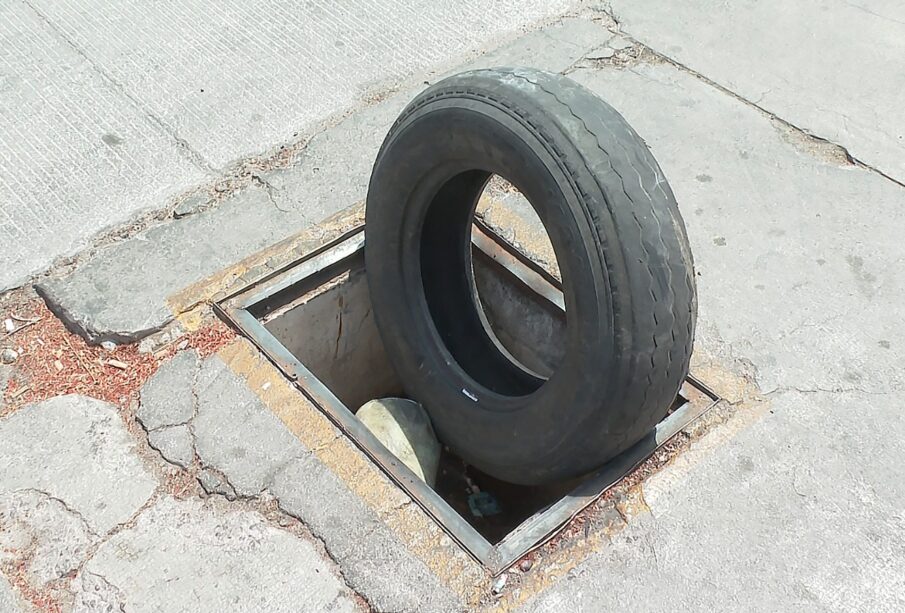 Algunos automóviles se han atorado en el enorme hueco, provocando daños en sus carros. El problema persiste desde hace más de una semana.