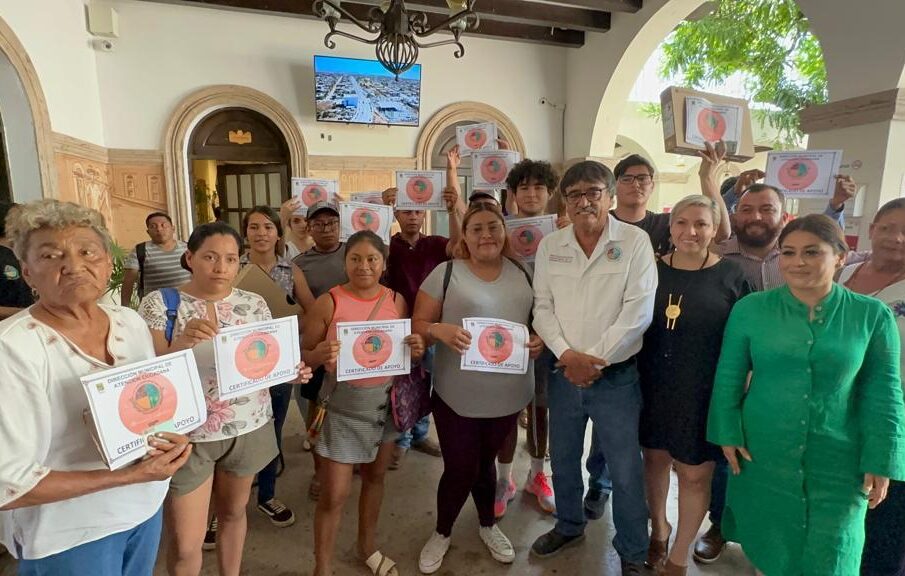 El alcalde de Los Cabos, Oscar Leggs Castro entregando apoyos sociales en la explanada del Ayuntamiento en San José del Cabo.