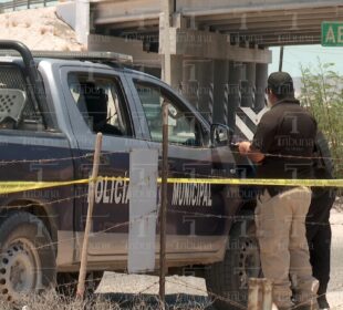 Elementos de la Policía Municipal detenidos sobre la carretera Transpeninsular en La Paz.