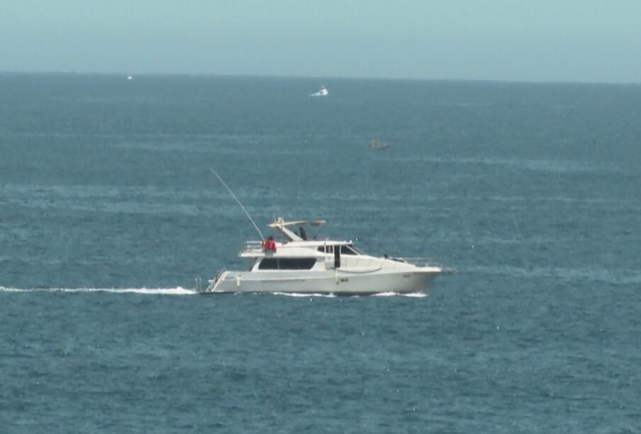 Embarcación navegando en las playas de Los Cabos.