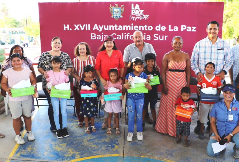 Entrega de zapatos a niños de Los Planes