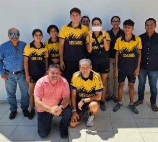 Equipo de Megalodones Los Cabos recibiendo apoyo