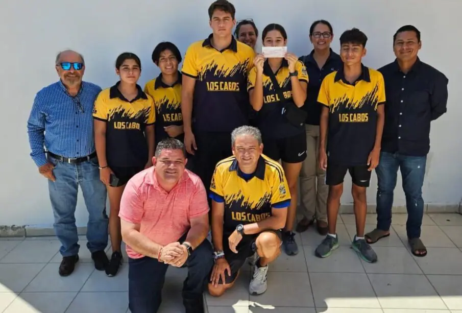 Equipo de Megalodones Los Cabos recibiendo apoyo
