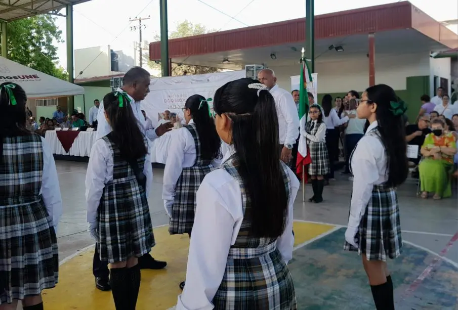 Escolta en plantel durante el arranque del ciclo escolar