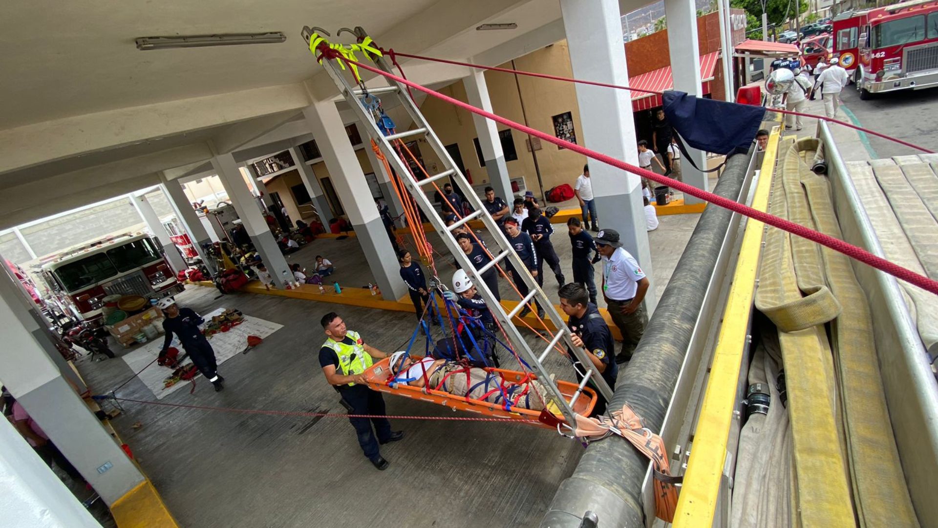 Grupo de Rescate Juvenil del Heroico Cuerpo de Bomberos de Cabo San Lucas durante entrenamiento.