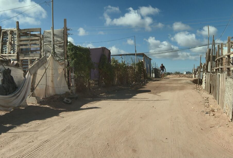 Hombre caminando en zona de alto riesgo.