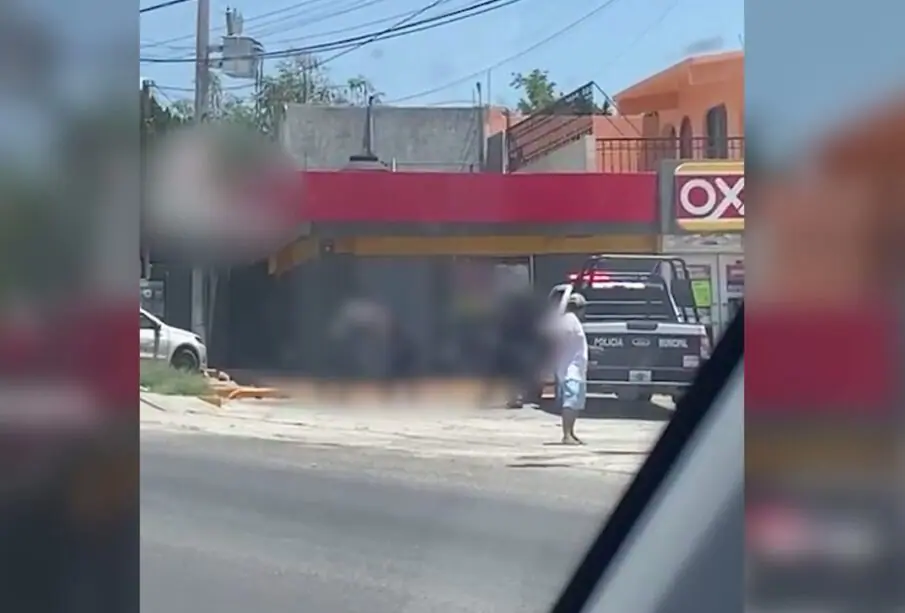 Hombre golpeando a dos policías en la colonia Guaymitas, en San José del Cabo.