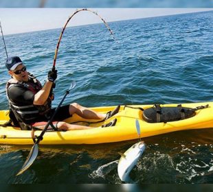 Hombre pescando en kayak