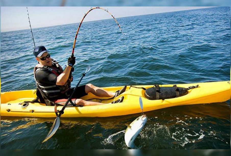 Hombre pescando en kayak