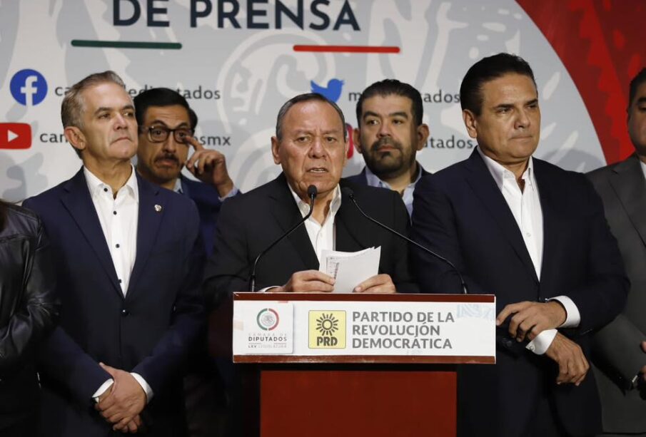 Jesús Zambrano, líder nacional del PRD en rueda de prensa