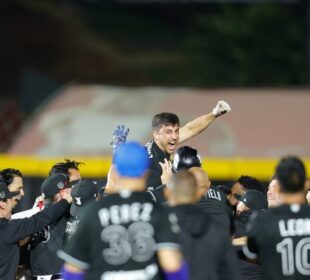 Jugadores de Toros de Tijuana celebrando