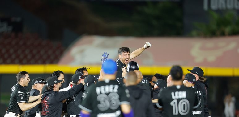 Jugadores de Toros de Tijuana celebrando