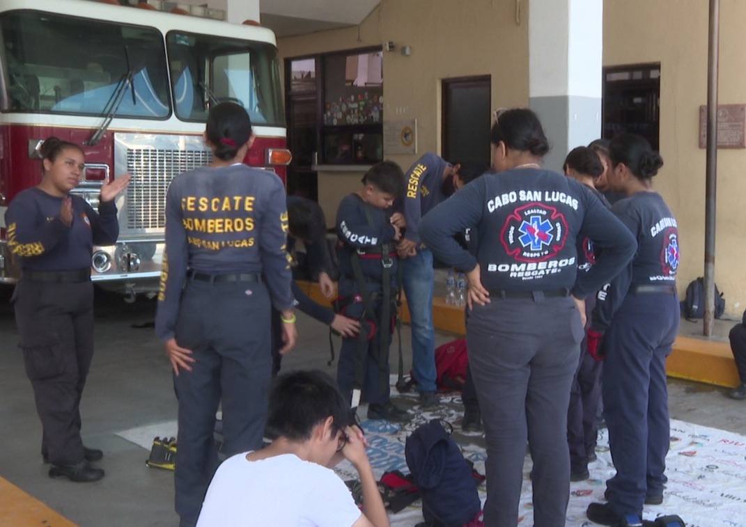 Jóvenes del Grupo de Rescate del Heroico Cuerpo de Bomberos de Cabo San Lucas.