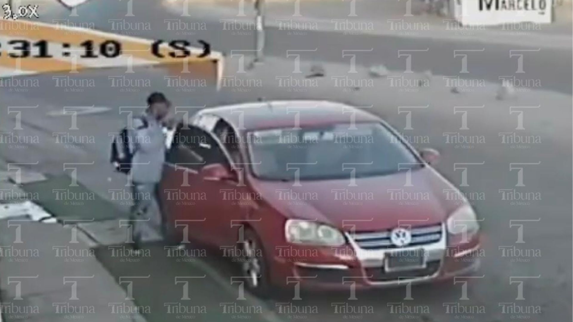 Ladrón robando a mujer en la colonia Paraíso del Sol.