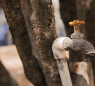 Llave con un pequeño hilo de agua