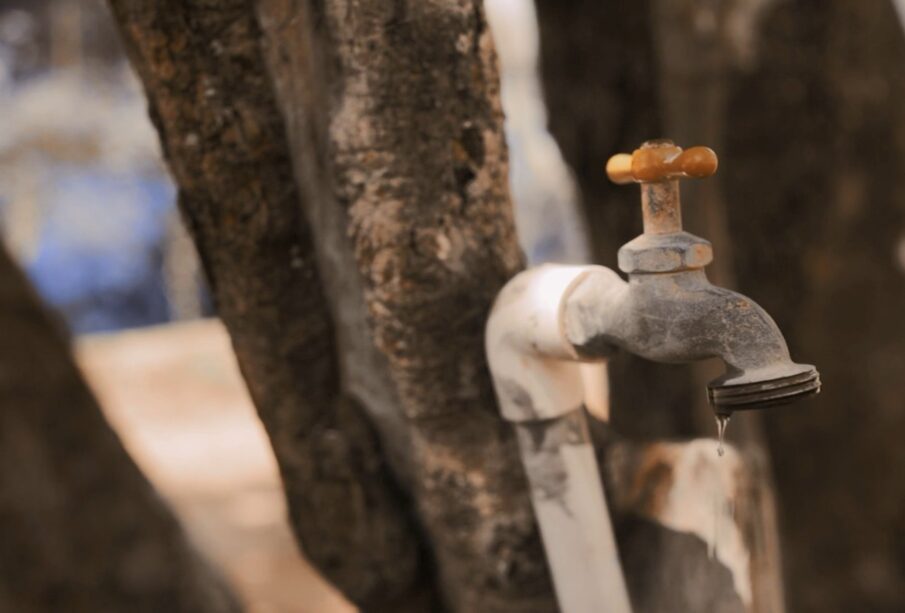 Llave con un pequeño hilo de agua