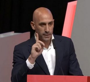 Luis Rubiales, con el dedo índice levantado