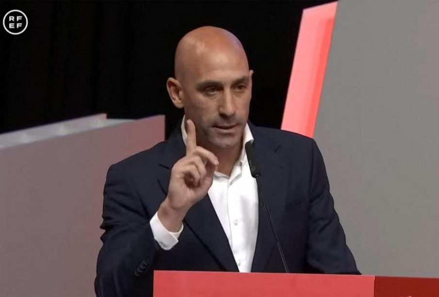 Luis Rubiales, con el dedo índice levantado