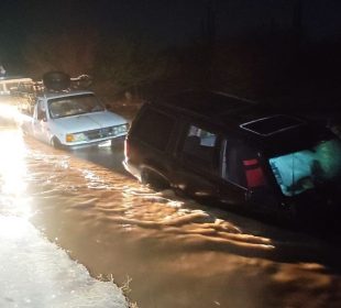 Marina rescatando a personas atrapadas en carros arrastrados por arroyo