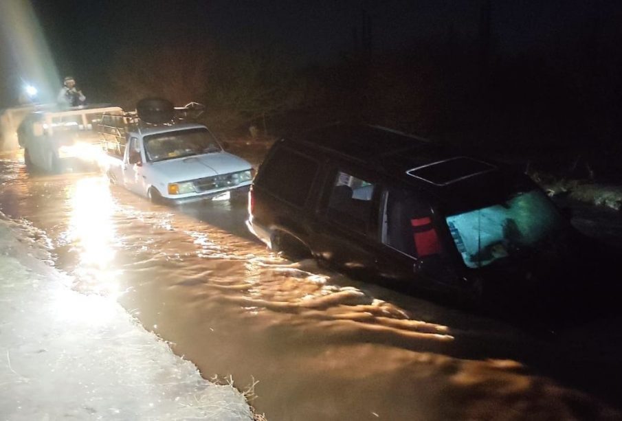 Marina rescatando a personas atrapadas en carros arrastrados por arroyo