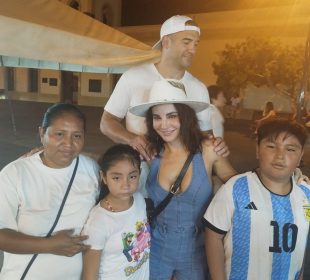 Martha Higareda posando con gente de Los Cabos