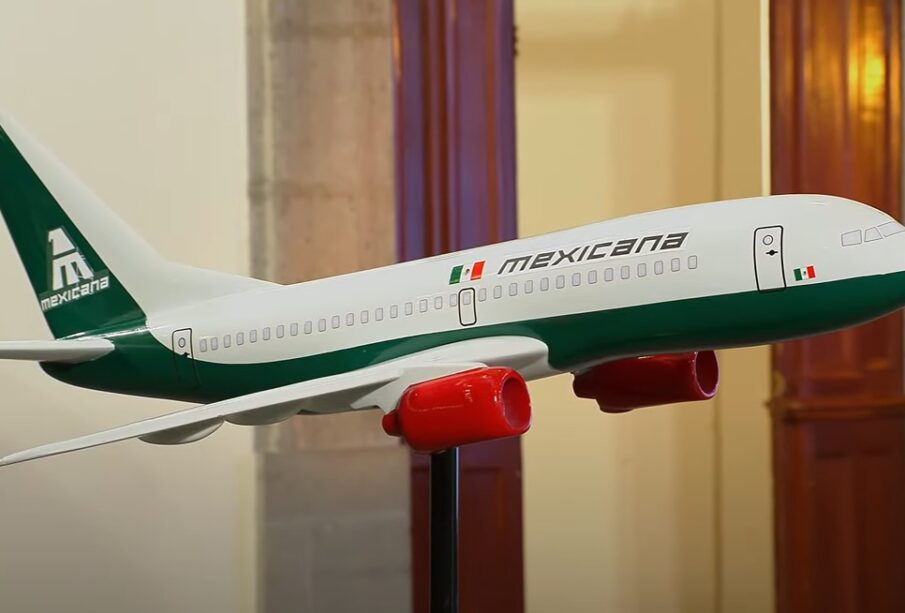 Modelo a escala de un avión de Mexicana de Aviación.