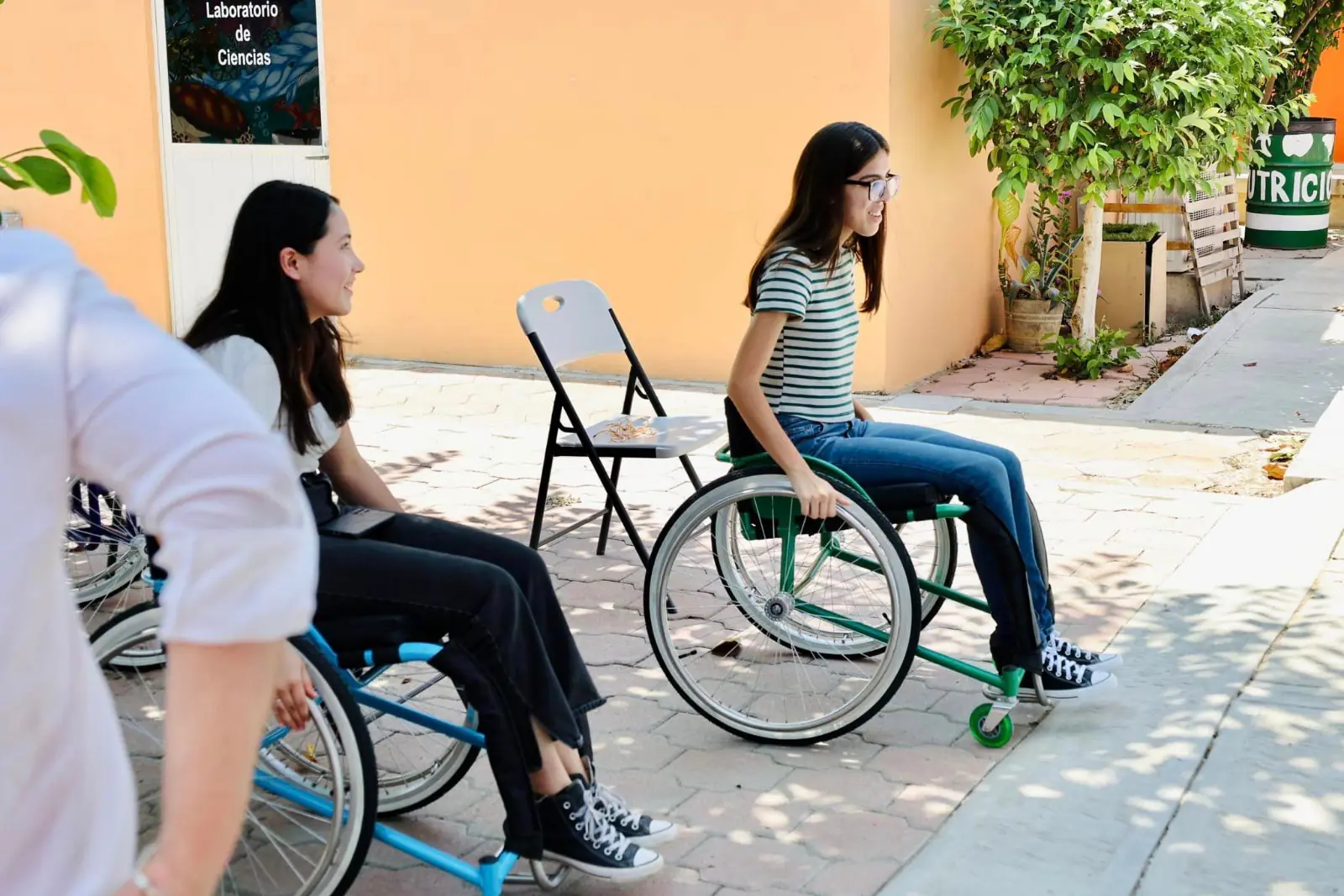 Mujeres en silla de ruedas.