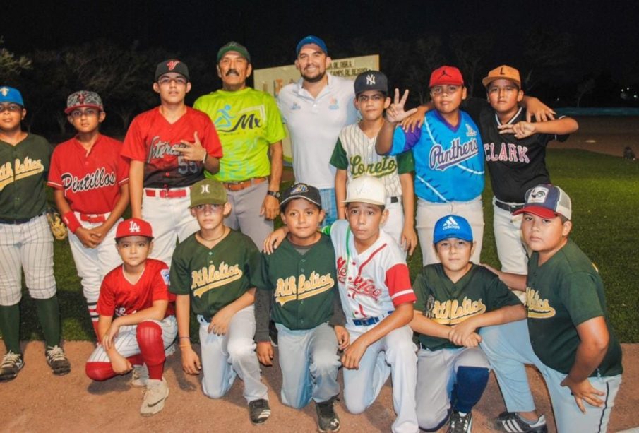 Niños en la inauguración del campo de béisbol infantil Juan Jesús Martínez Manríquez.