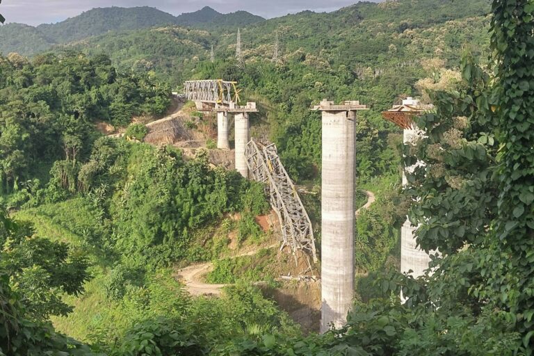 Obra de puente derrumbado en India