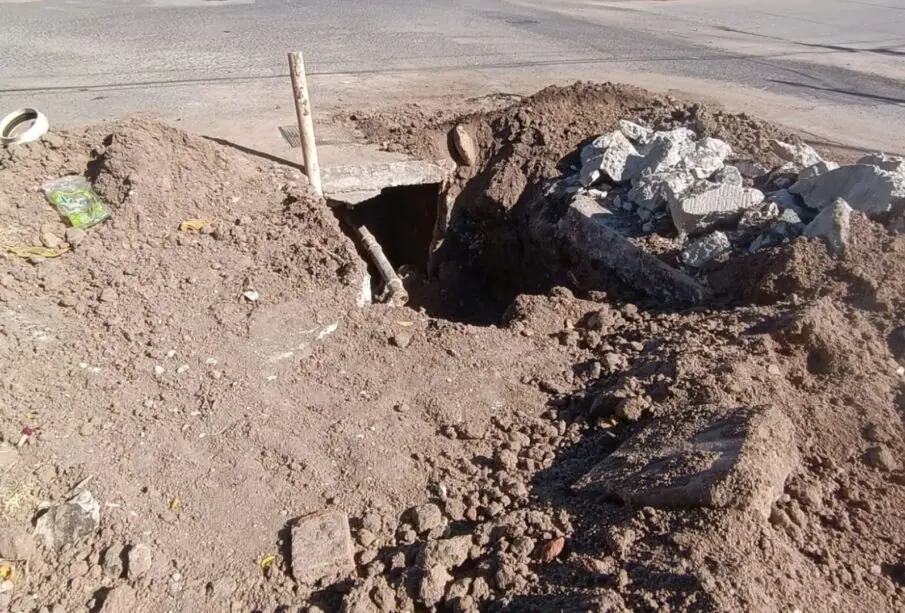 Obra inconclusa en las calles Melitón Albáñez y Morelos.