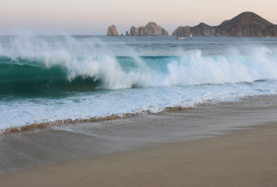 Olas en playa de Cabo San Lucas