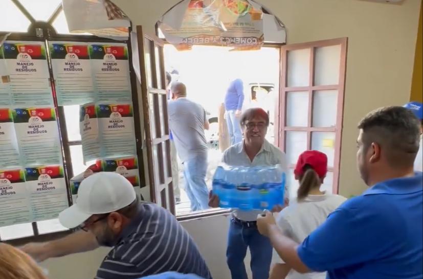 Óscar Leggs Castro entregando apoyos en Mulege.