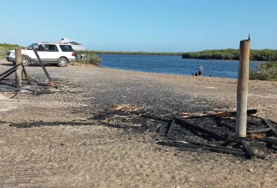 Palapas calcinadas en playa de Comondú.