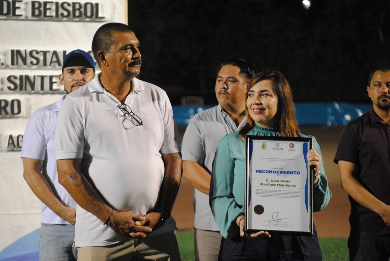 Paola Cota Davis en la inauguración del campo de béisbol infantil Juan Jesús Martínez Manríquez.