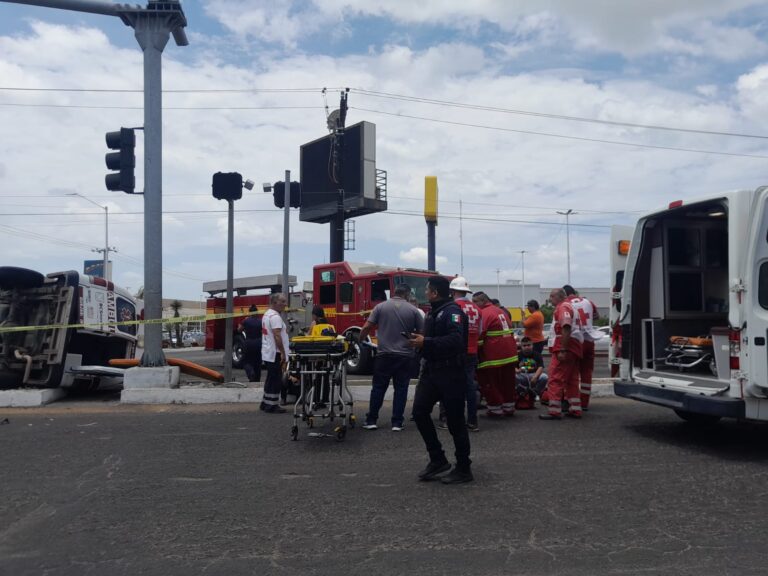 Paramédicos atendiendo a accidentados en La Paz