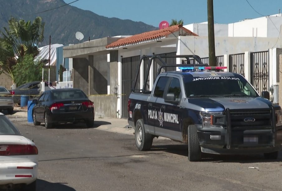 Patrulla de la Policía Municipal afuera de una casa en Los Cabos.
